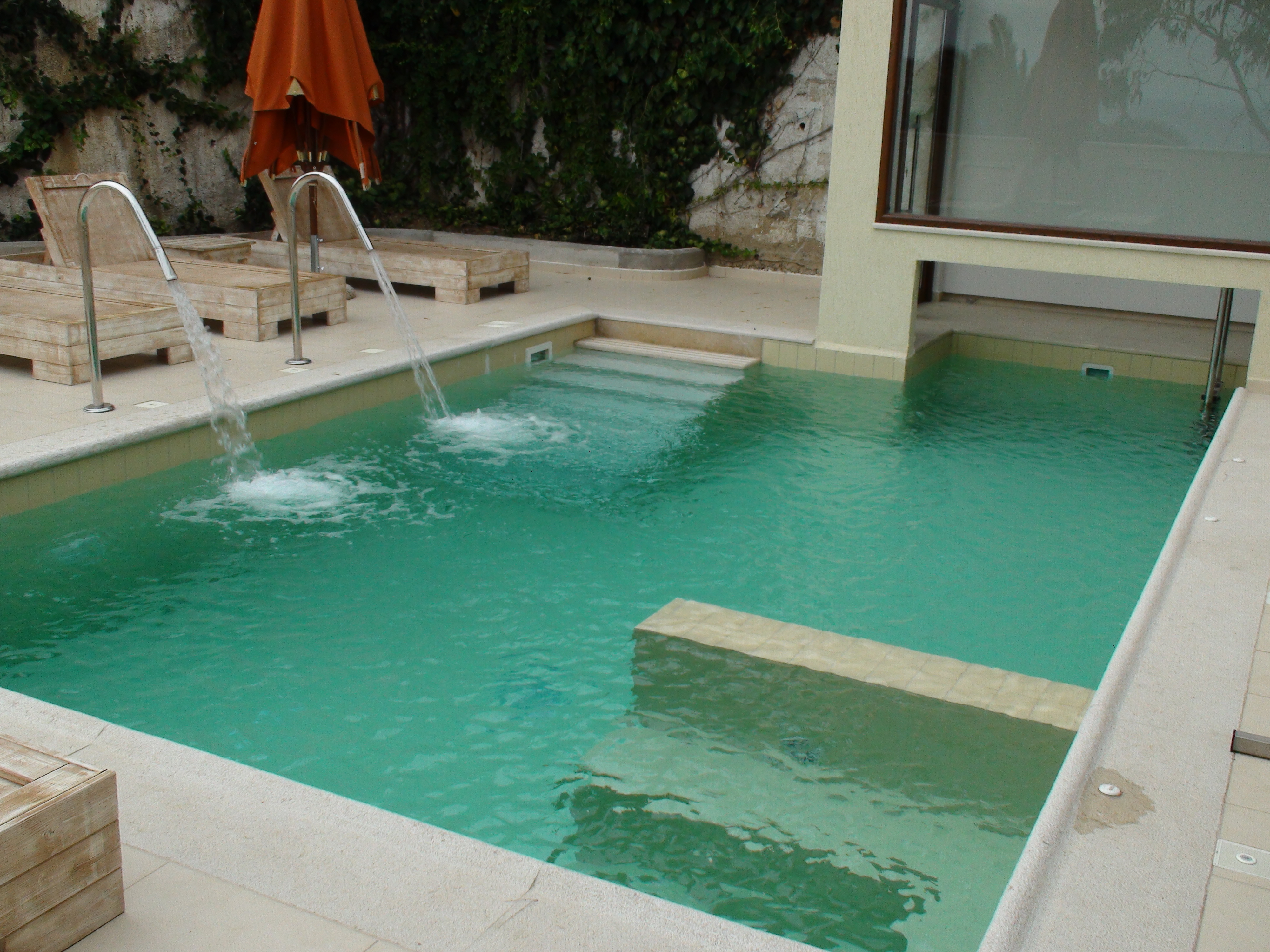 Πισίνα υδροθεραπείας σε ξενοδοχείο στην Νέα Σκιώνη Χαλκιδικής