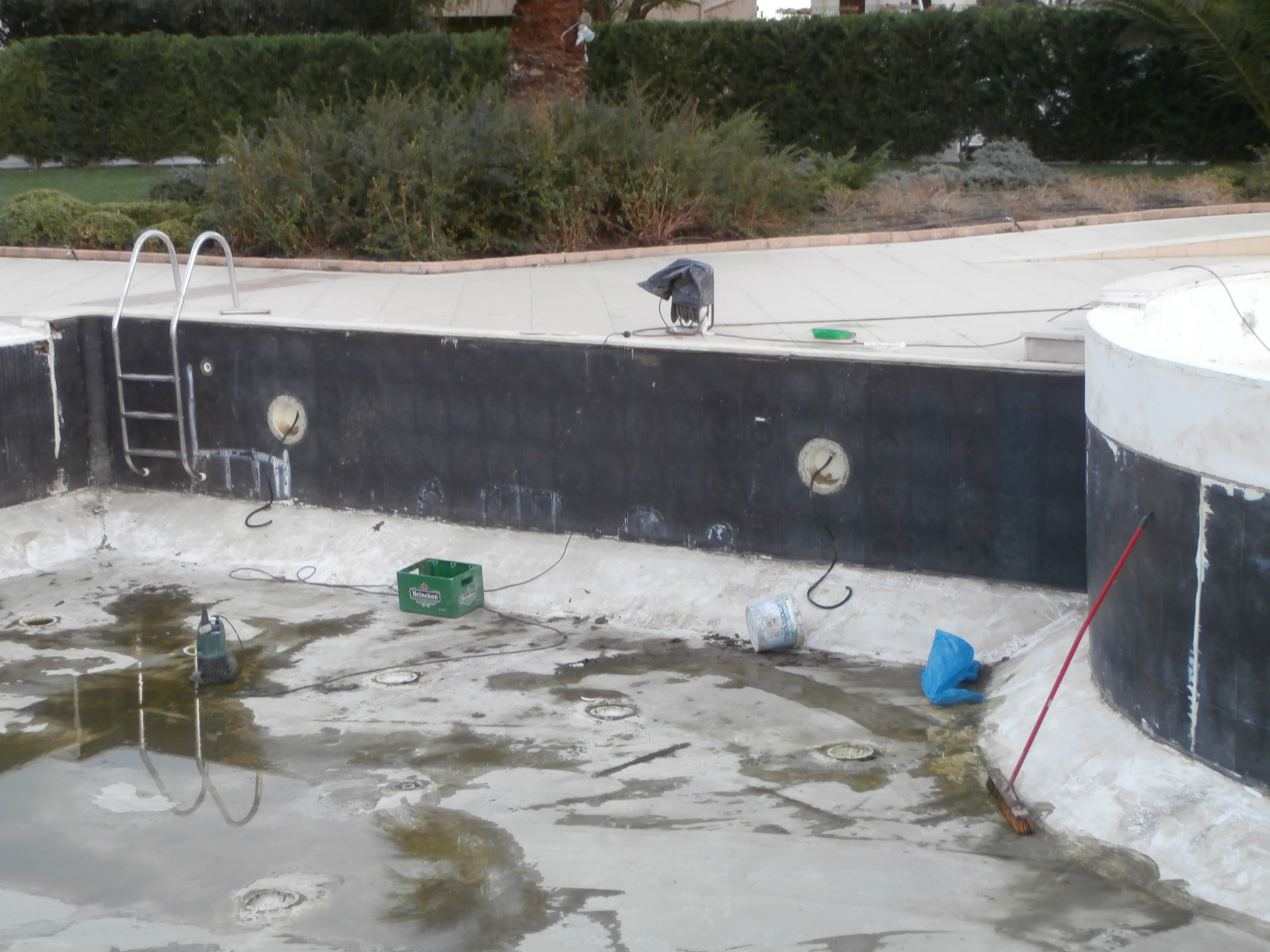 Πισίνα πριν την ανακατασκευή σε πεντάστερο ξενοδοχείο